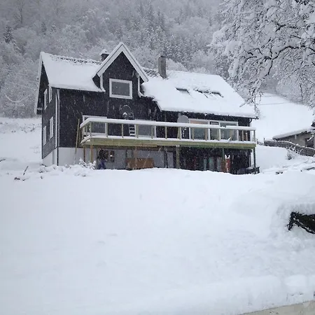 Daire Voss- Myrkdalen Vossestrand